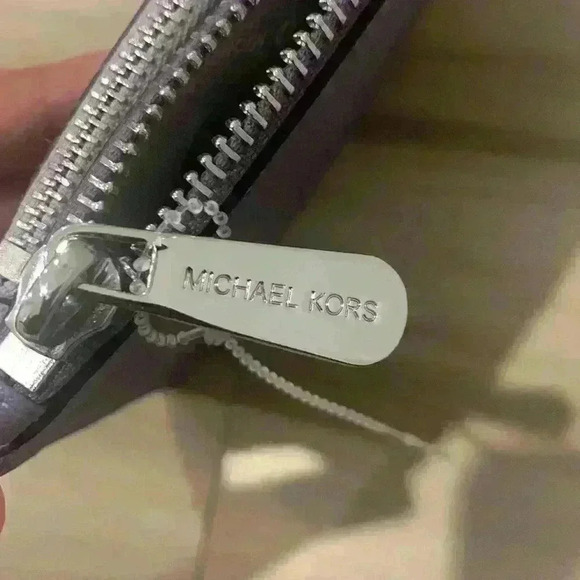 Michael Kors 2 in 1 wristlet Clutch - Picture 9 of 16